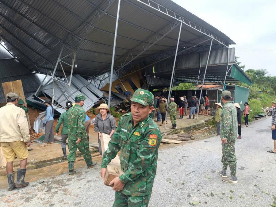 Lực lượng chức năng hỗ trợ người dân khắc phục hậu quả tại xã Na Loi.