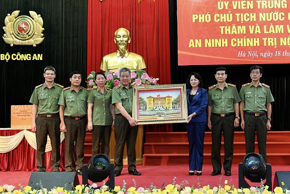 Phó Chủ tịch nước Đặng Thị Ngọc Thịnh tặng quà cán bộ, chiến sĩ Cục An ninh chính trị nội bộ. Ảnh: Cổng TTĐT Bộ Công an