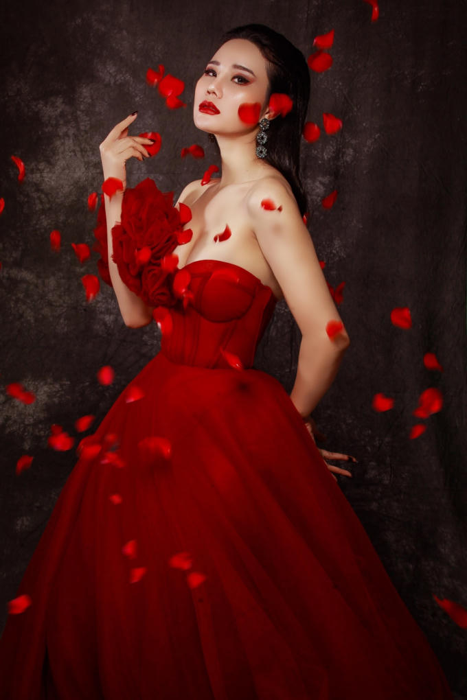 Dương Y&ecirc;́n Phi khoe nét đẹp hi&ecirc;̀n dịu trong b&ocirc;̣ đ&acirc;̀m trắng &ocirc;m sát