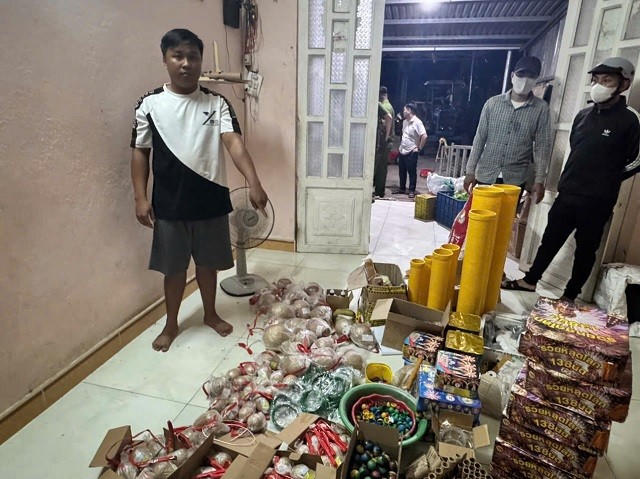 Đối tượng Lê Văn Đạt và tang vật bị phát hiện. (Ảnh: Công an Bình Dương)