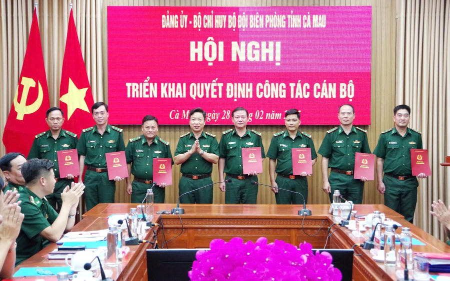 Đại tá Phạm Minh Giang - Bí thư Đảng ủy, Chính ủy BĐBP tỉnh Cà Mau, trao các Quyết định điều động chức vụ đồn trưởng, chính trị viên cho các sĩ quan.