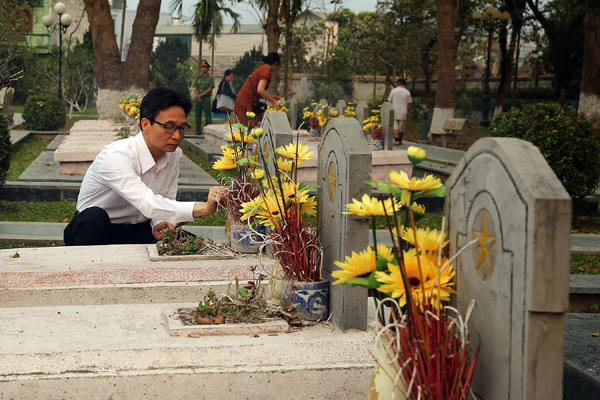 Phó Thủ tướng Vũ Đức Đam thắp hương viếng các anh hùng, liệt sĩ tại Nghĩa trang liệt sĩ Đồi A1.