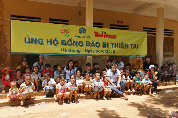 Đại diện Phú Long thăm và tặng quà cho trẻ em vùng lũ huyện Quản Bạ