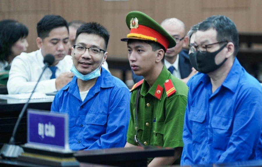 Các bị cáo tại phiên xét xử sáng nay.