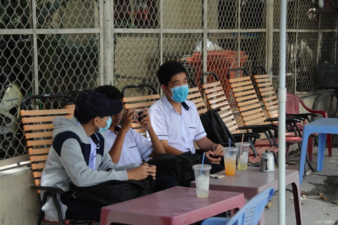 Ngồi trong quán cũng phải mang khẩu trang vì bụi có ở mọi nơi.