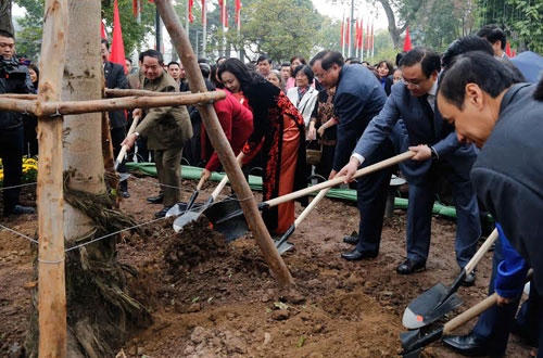 Các đồng chí lãnh đạo TP tham gia Tết trồng cây.