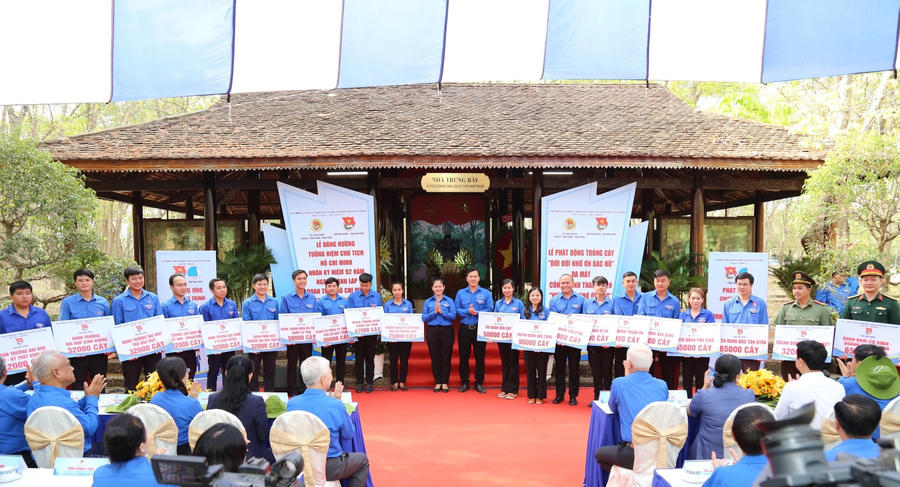 Tỉnh Đoàn trao tặng và phân bổ nguồn cây xanh năm 2023 đến các Huyện, Thị, Thành Đoàn và Đoàn trực thuộc trên địa bàn tỉnh. (Ảnh: ĐT) 