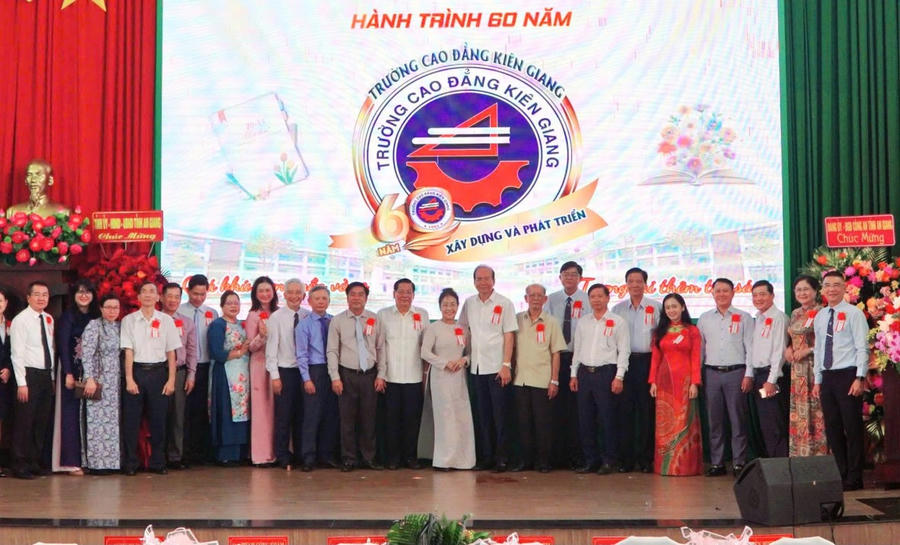 Các đại biểu và Ban Giám hiệu nhà trường chụp ảnh lưu niệm.