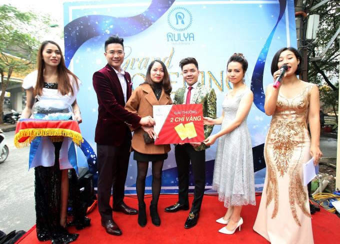 Khách mời tham dự sự kiện khai trương nhận được nhiều ưu đãi và phần quà đặc biệt 2 chỉ vàng của chương trình bốc thăm may mắn.