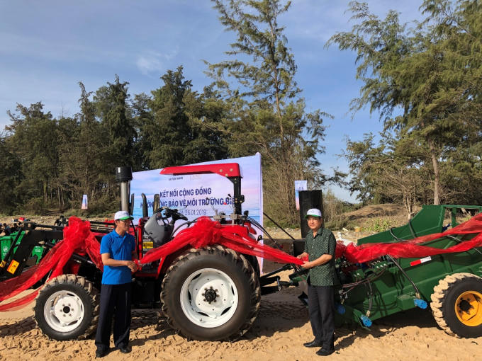 Đại diện Tập đoàn Novaland cùng đại diện lãnh đạo địa phương cắt băng chính thức đưa máy cào rác vào sử dụng.