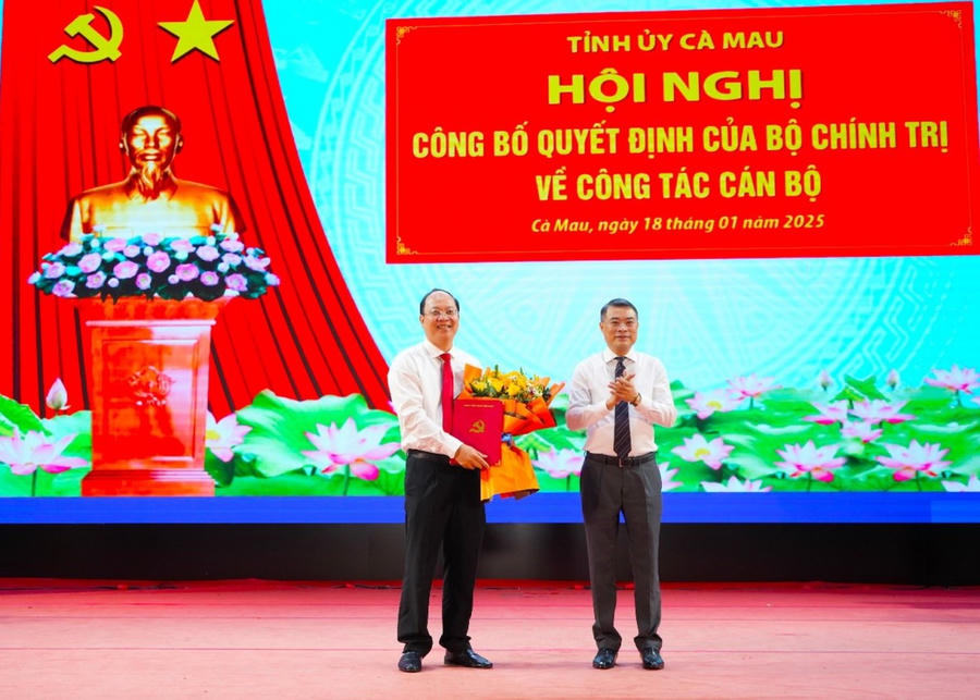 Ông Lê Minh Hưng - Ủy viên Bộ Chính trị, Trưởng Ban Tổ chức Trung ương Đảng (bên phải) trao Quyết định của Bộ Chính trị cho ông Nguyễn Hồ Hải.