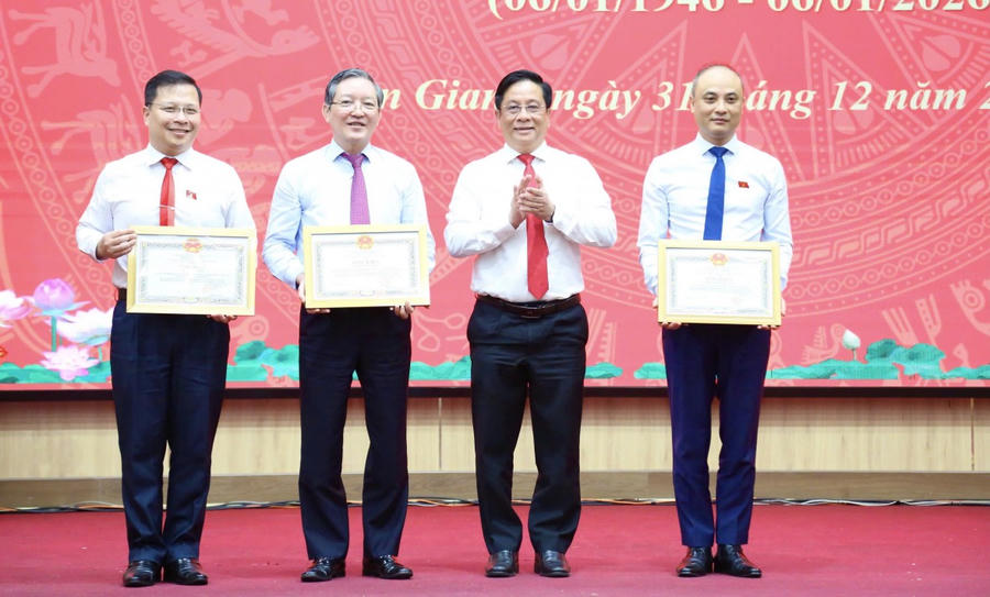 Nhiều tập thể, cá nhân nhận Kỷ niệm chương “Vì sự nghiệp Quốc hội Việt Nam và Bằng khen của Chủ tịch UBND tỉnh vì đóng góp nổi bật trong công tác ĐBQH tỉnh An Giang.