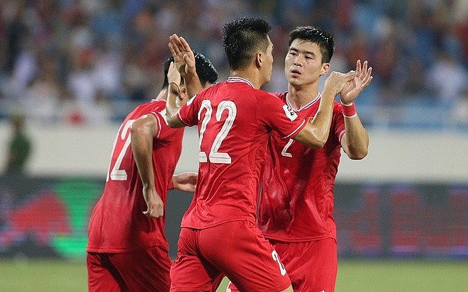 Trung vệ Đỗ Duy Mạnh ăn mừng với tiền đạo Tiến Linh sau trận thắng Philippines 3-2 trên sân Mỹ Đình, Hà Nội, lượt năm bảng F vòng loại hai khu vực châu Á, World Cup 2026 tối 6/6.