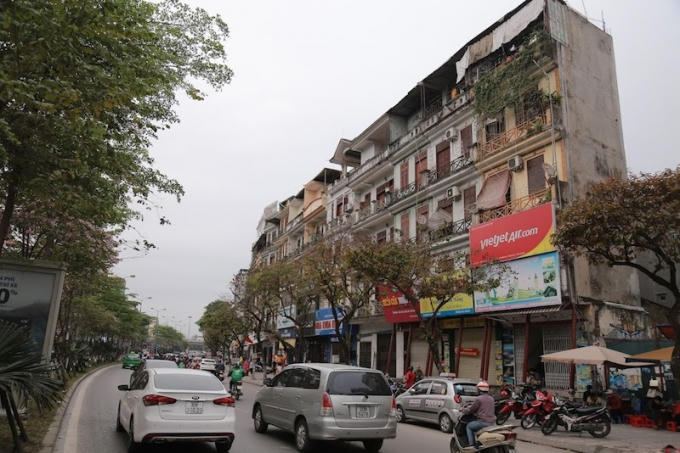 Theo chủ nhà, việc sửa chữa nhà sẽ sớm được diễn ra và kéo dài khoảng 2 tháng. Sau khi sửa chữa xong thì mới có thể bỏ dàn cột sắt đi.