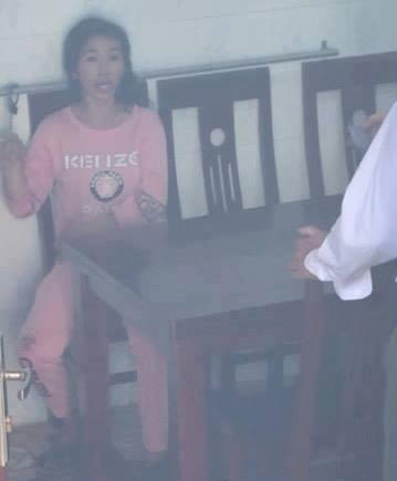 Người phụ nữ bị tình nghi bắt cóc trẻ em tại cơ quan điều tra.