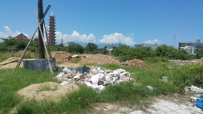 Khu vực Hồ Tây thành nơi tập kết rác thải, xà bần