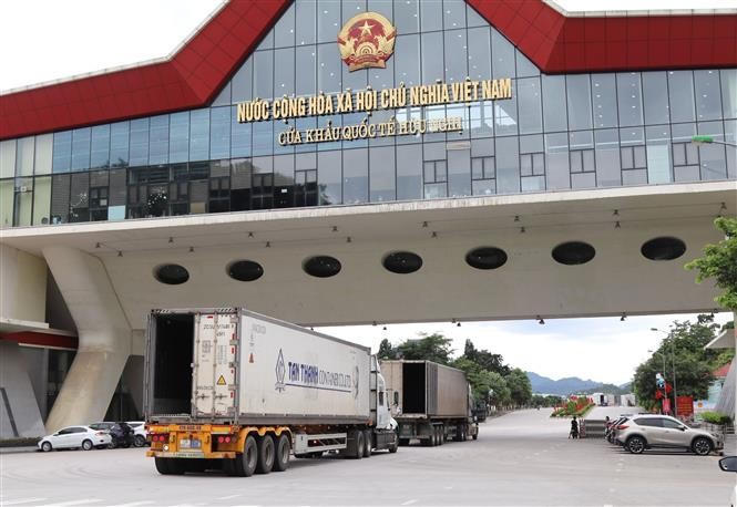 Phương tiện xuất nhập khẩu hàng hóa tại Cửa khẩu Quốc tế Hữu Nghị, tỉnh Lạng Sơn.