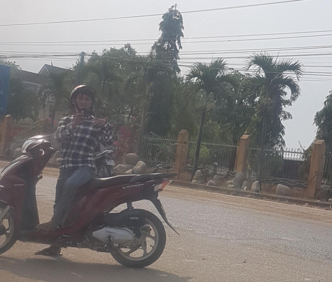 Đối tượng lạ mặt đi theo phóng viên khi thực hiện ghi nhận hoạt động khai thác cát tại khu vực hồ Biển Lạc.