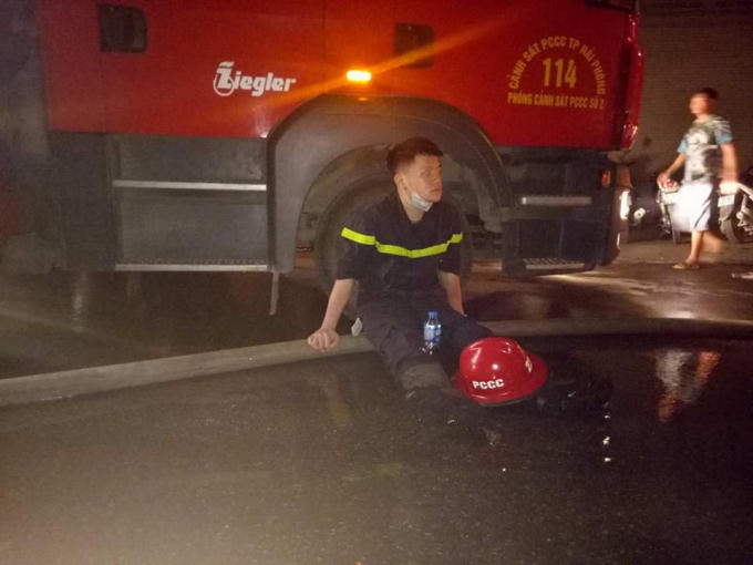 23h30 , ngọn lửa đã được khống chế hoàn toàn sau 6 tiếng nỗ lực cứu hỏa.