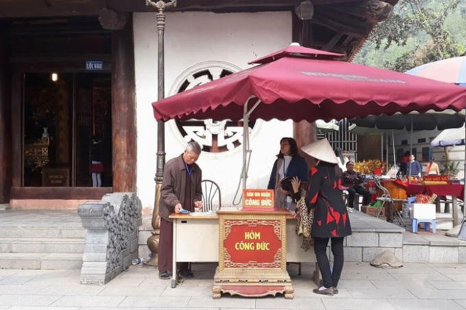 Những hòm tiền công đức được đặt khắp nơi trong chùa. Ảnh: PV