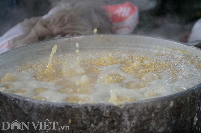 Đậu xanh sẽ được ng&acirc;m nước, rồi mới đem đi đun s&ocirc;i sau đ&oacute; nghiền th&agrave;nh bột.