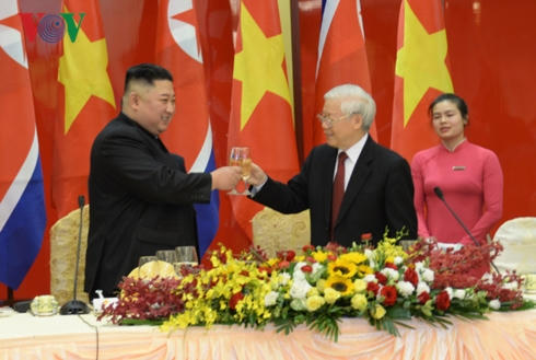 Tổng Bí thư, Chủ tịch nước Nguyễn Phú Trọng chiêu đãi trọng thể Chủ tịch Triều Tiên Kim Jong Un.