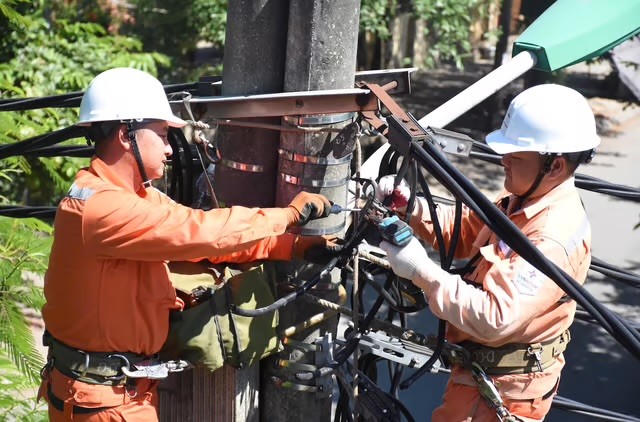 EVNHANOI bố trí lực lượng ứng trực 24/24 để xử lý ngay các tình huống phát sinh trong những ngày nắng nóng gay gắt.