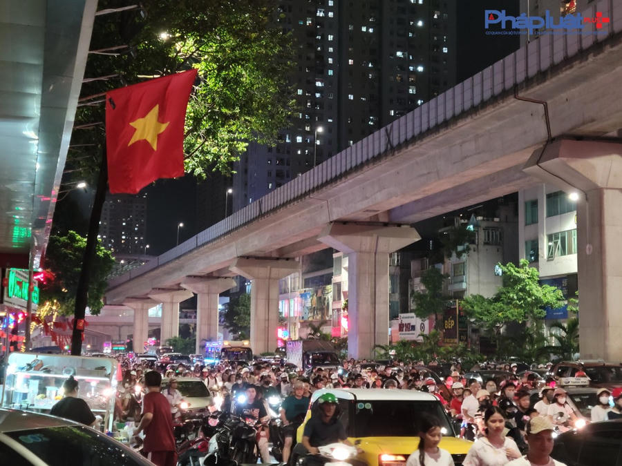 Rất đông người dân sau khi xem màn trình diễn pháo hoa ra về cùng lúc, khiến giao thông di chuyển chậm. Những người tham gia giao thông cũng rất trật tự, không xảy ra tình trạng chèn ép, chen lấn để vượt lên. Càng khiến cho màn trình diễn pháo hoa đã đẹp rồi lại còn đẹp hơn.