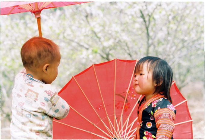 Phút nghỉ ngơi trong khi đợi bố mẹ bán hàng.