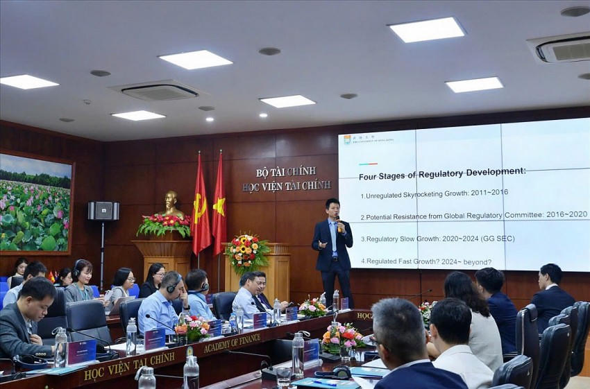 GS. Fangzhou Lu, giảng viên Tài chính tại Trường Kinh doanh - Đại học Hồng Kông thuyết trình.
