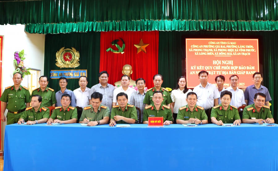 Công an 8 xã, phường ký kết quy chế phối hợp bảo đảm ANTT địa bàn giáp ranh trên địa bàn tỉnh Cà Mau.