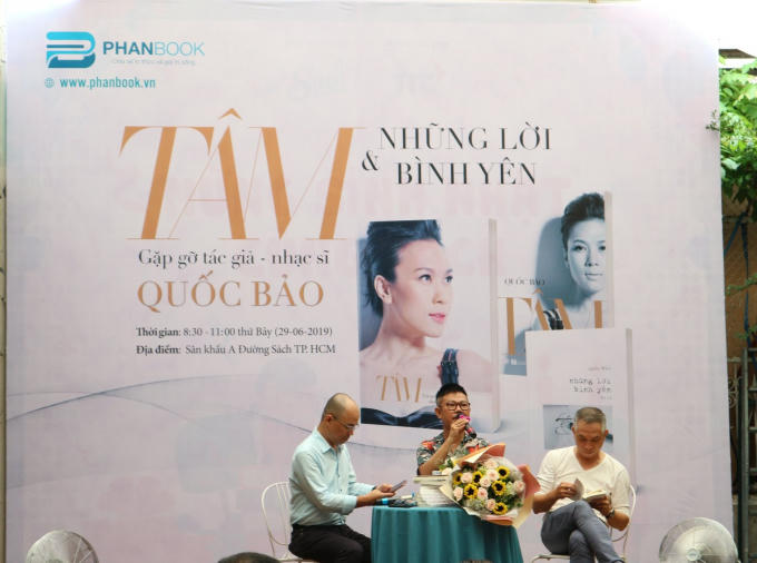 Nhạc sĩ Quốc Bảo (giữa) chia sẻ với bạn đọc tại buổi giao lưu, ra mắt sách tại Đường sách TP HCM vào sáng ngày 29/6.