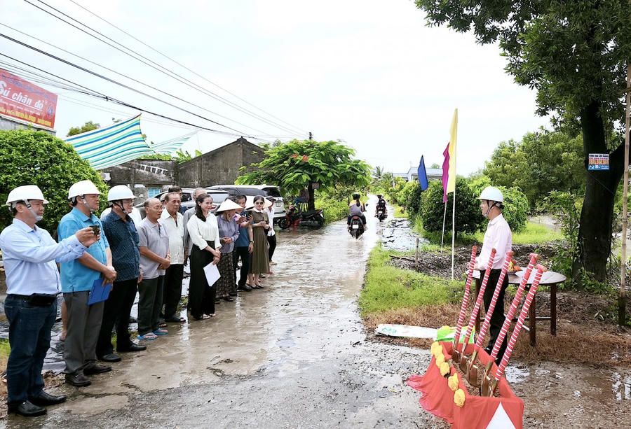 Nghi thức lễ khởi công xây dựng cầu Ba Lý (ấp Lung Chim, xã Định Thành), chính quyền địa phương và đông đảo người dân tham dự.