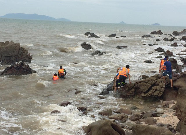 Lực lượng Cảnh sát PCCC tổ chức tìm kiếm, cứu hộ các nạn nhân.