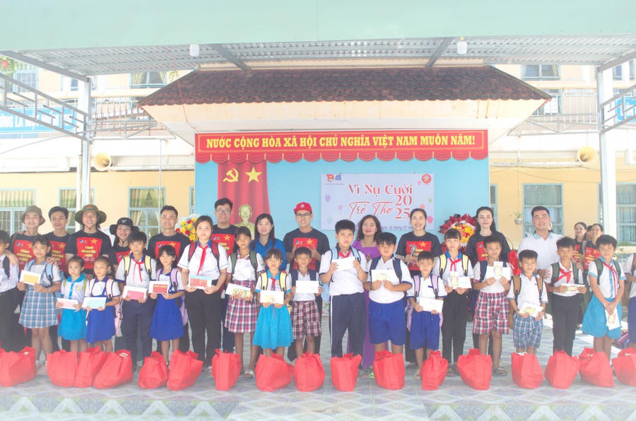 Ban Tổ chức Chương trình “Vì nụ cười trẻ thơ” đã trao 15 phần quà tặng giáo viên và 200 phần quà cho học sinh có hoàn cảnh khó khăn tại Trường Tiểu học Yên Khánh (xã Vĩnh Mỹ, tỉnh Cà Mau).