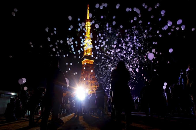 Người dân Nhật Bản thả bóng bay tại tháp Tokyo để chào đón năm mới 2016. (Ảnh: Reuters)