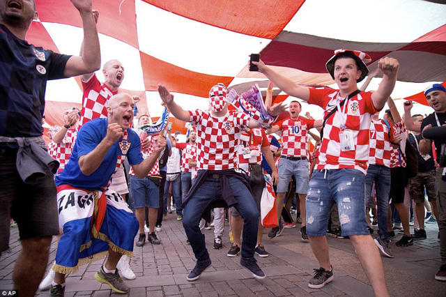 Người Croatia mở hội sau tấm vé vào chơi chung kết World Cup 2018