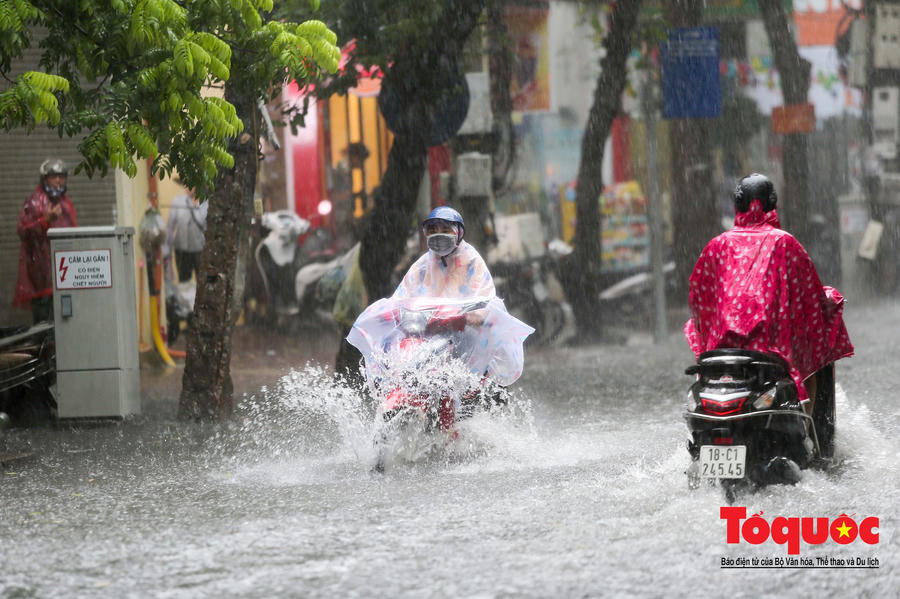 Hà Nội: mưa lớn chưa đến 30 phút, nhiều tuyến phố ngập sâu trong biển nước2
