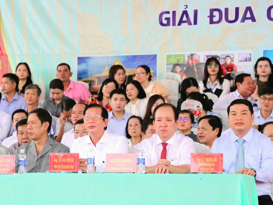 Lãnh đạo tỉnh An Giang tham dự chương trình Lễ khai mạc Ngày hội Văn hóa, Thể thao và Du lịch đồng bào Khmer tỉnh An Giang lần thứ XVII năm 2025.