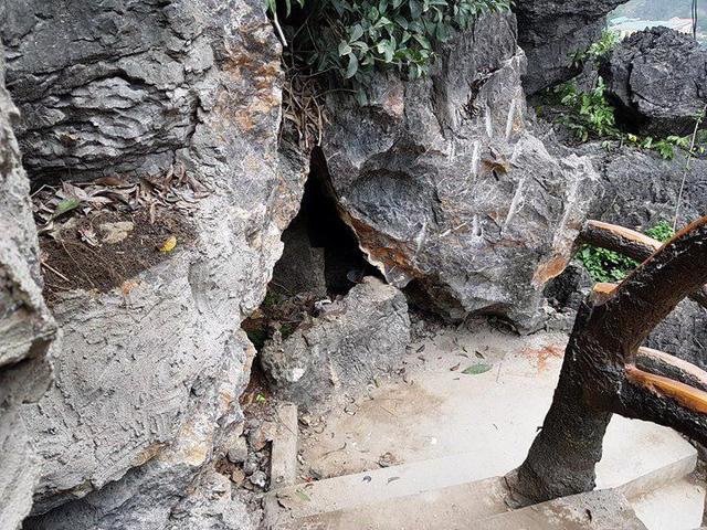 Từng phiến đá lớn bị khoan thủng, đập vỡ để tạo lối đi, thay vào đó là những khối bê tông cốt thép. Dấu vết của sự xâm phạm di sản đang còn in rõ trên từng phiến đá, nơi xây dựng công trình "khủng".