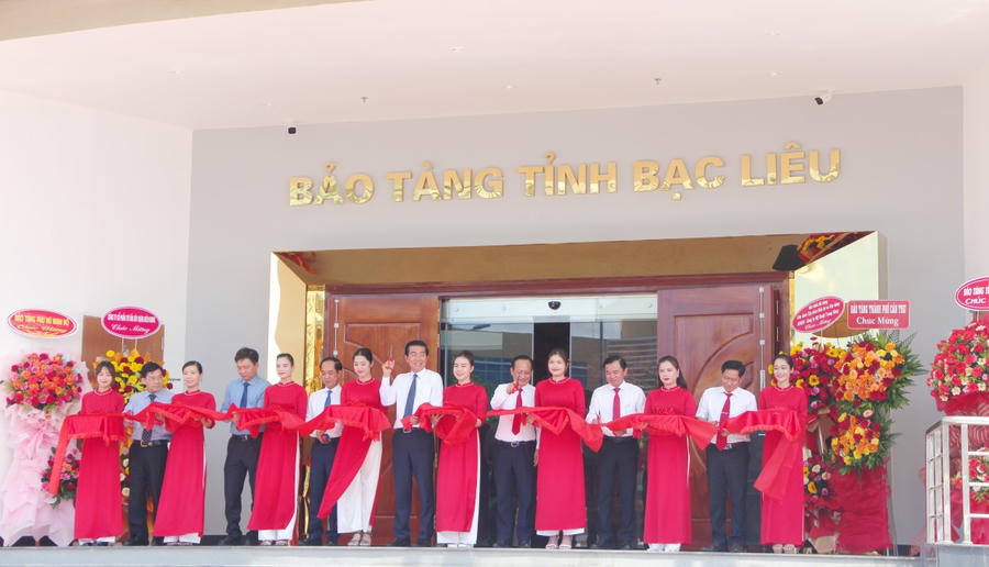 Đại biểu thực hiện nghi thức cắt băng khánh thành.