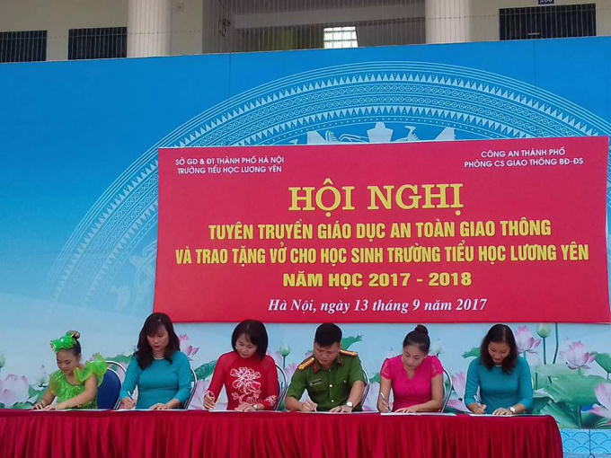 Đại diện Công an phường Bạch Đằng cùng đại diện học sinh và giáo viên Trường Tiểu học Lương Yên ký cam kết về An toàn giao thông.