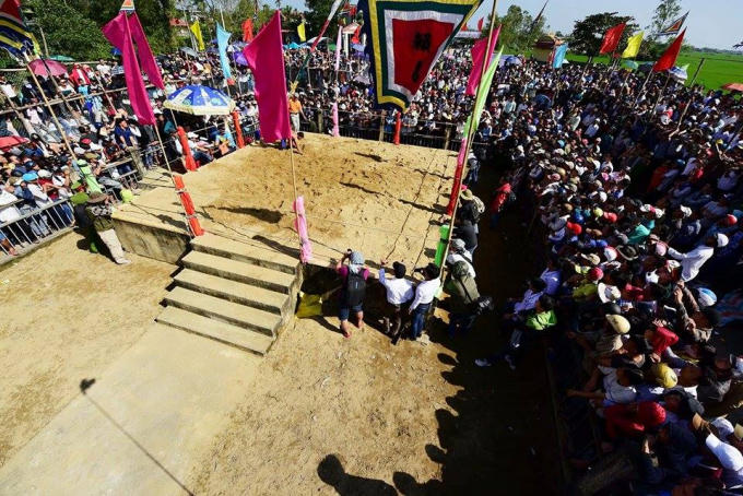 Sới vật làng Sình không trải thảm mà dùng bằng đất cát, trên nền sới vuông cao 1,5m, mỗi cạnh rộng 8m.