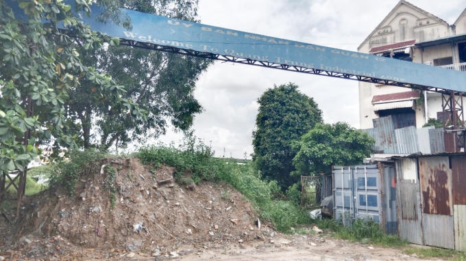 Thật khó hiểu, CCN Quang Trung hoạt động hàng chục năm, thế nhưng cổng vào CCN không có đường vào, phải đi bằng đường khác