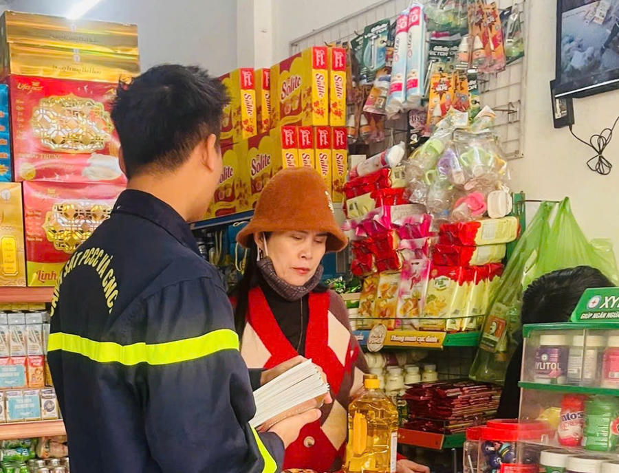 Lực lượng Cảnh Lực lượng chức năng tuyên truyền các biện pháp phòng cháy cho người dân. (Ảnh: CATH)