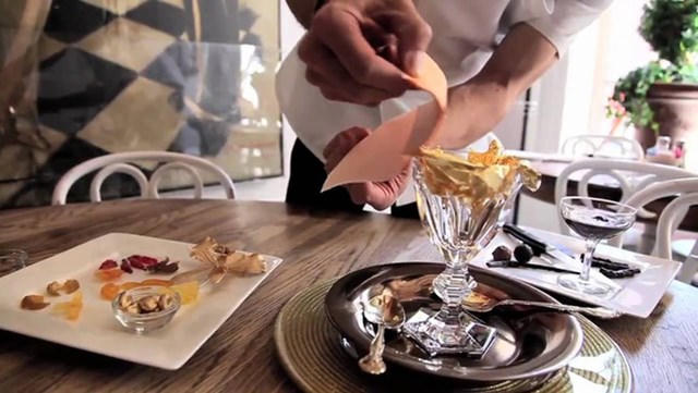 Món kem Golden Opulence Sundae với nguyên liệu cao cấp, chế biến cầu kỳ.