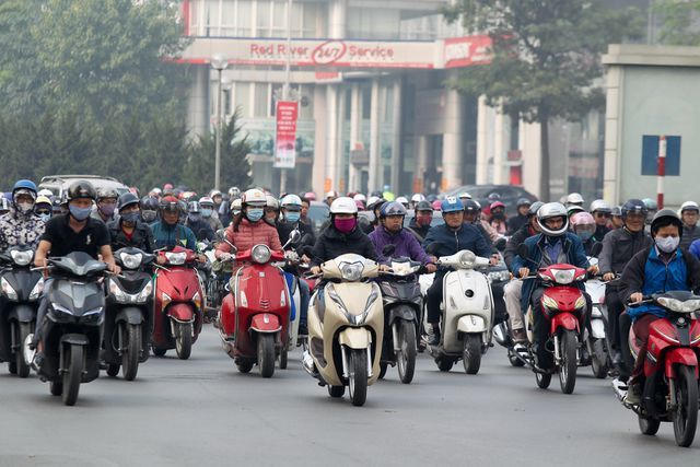 Theo các chuyên gia Hà Nội nên thí điểm cấm xe máy tuyến đường trung tâm TP, rồi mới mở rộng ra bên ngoài. (Ảnh: Toàn Vũ)