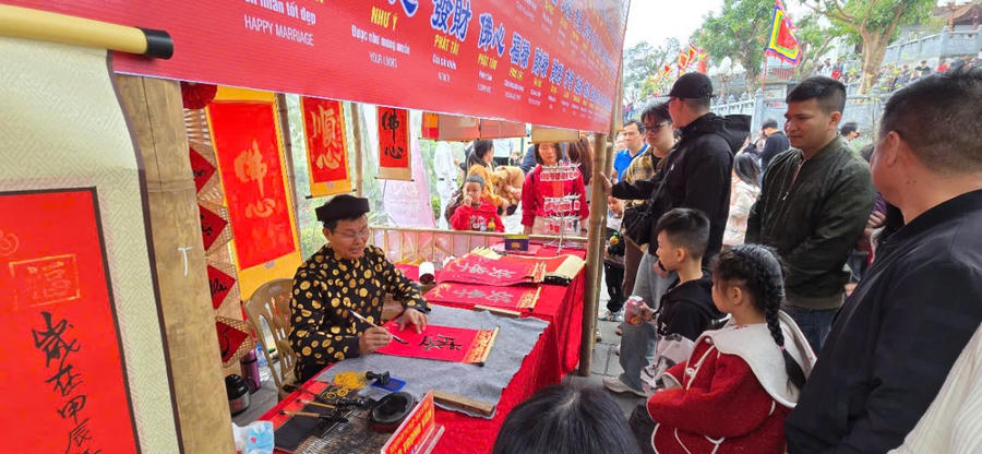 Tục xin chữ đầu năm thể hiện tôn sư trọng đạo.