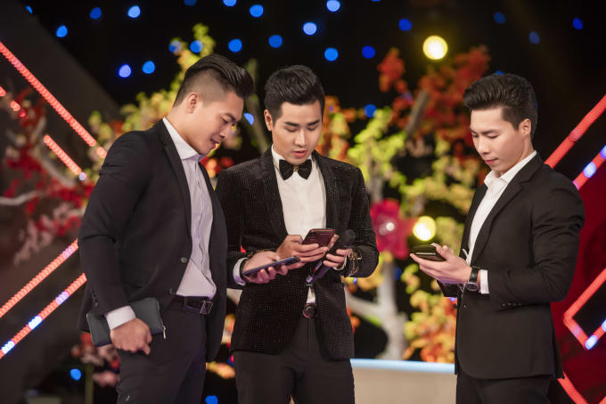 Ngoài ra, chương trình còn đề cập đến những sự kiện nổi bật trong năm như Bóng đá Việt Nam ghi dấu ấn ở tầm Châu Lục, Cúp vô địch AFF Cup, v.v… , cùng sự thăng hạng của nhan sắc Việt trên bản đồ thế giới. Nguyên Khang giao lưu với đại diện của Á Hậu 1 Phương Nga của Hoa hậu Việt Nam 2018. Cô chia sẻ: Mình rất thần tượng Nguyên Khang ngày còn đi học khi nghe anh dẫn trên radio. Lần đầu gặp anh ở ngoài đời, cô hơi bất ngờ vì anh khá…đẹp trai.