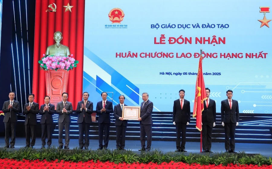 Tổng Bí thư Tô Lâm trao Huân chương Lao động hạng nhất cho Bộ Giáo dục và Đào tạo. (Ảnh: Bộ GD&ĐT)